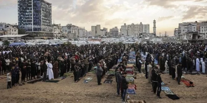 Lebaran di Tengah Konflik: Warga Gaza Tetap Salat Id di Reruntuhan