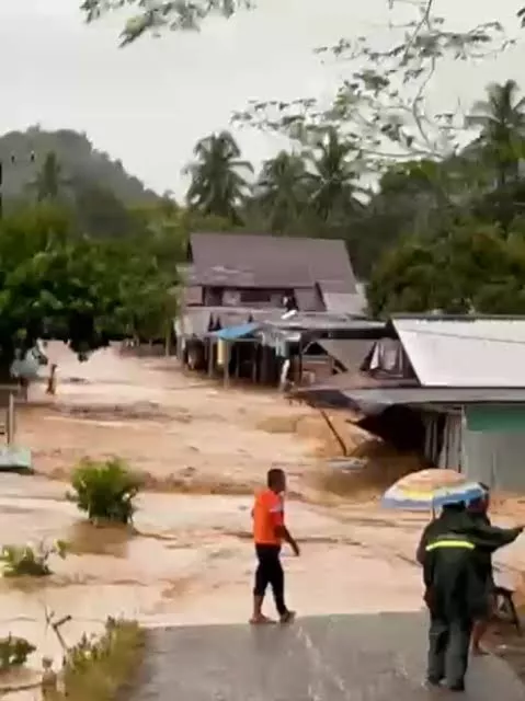 Banjir Bandang di Balangan, 20 Orang Terjebak Di Atas Bangunan