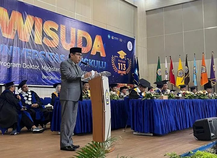 Ratusan Wisudawan UNIB Resmi Lulus, Khairil Anwar: Tantangan Sebenarnya Baru Dimulai