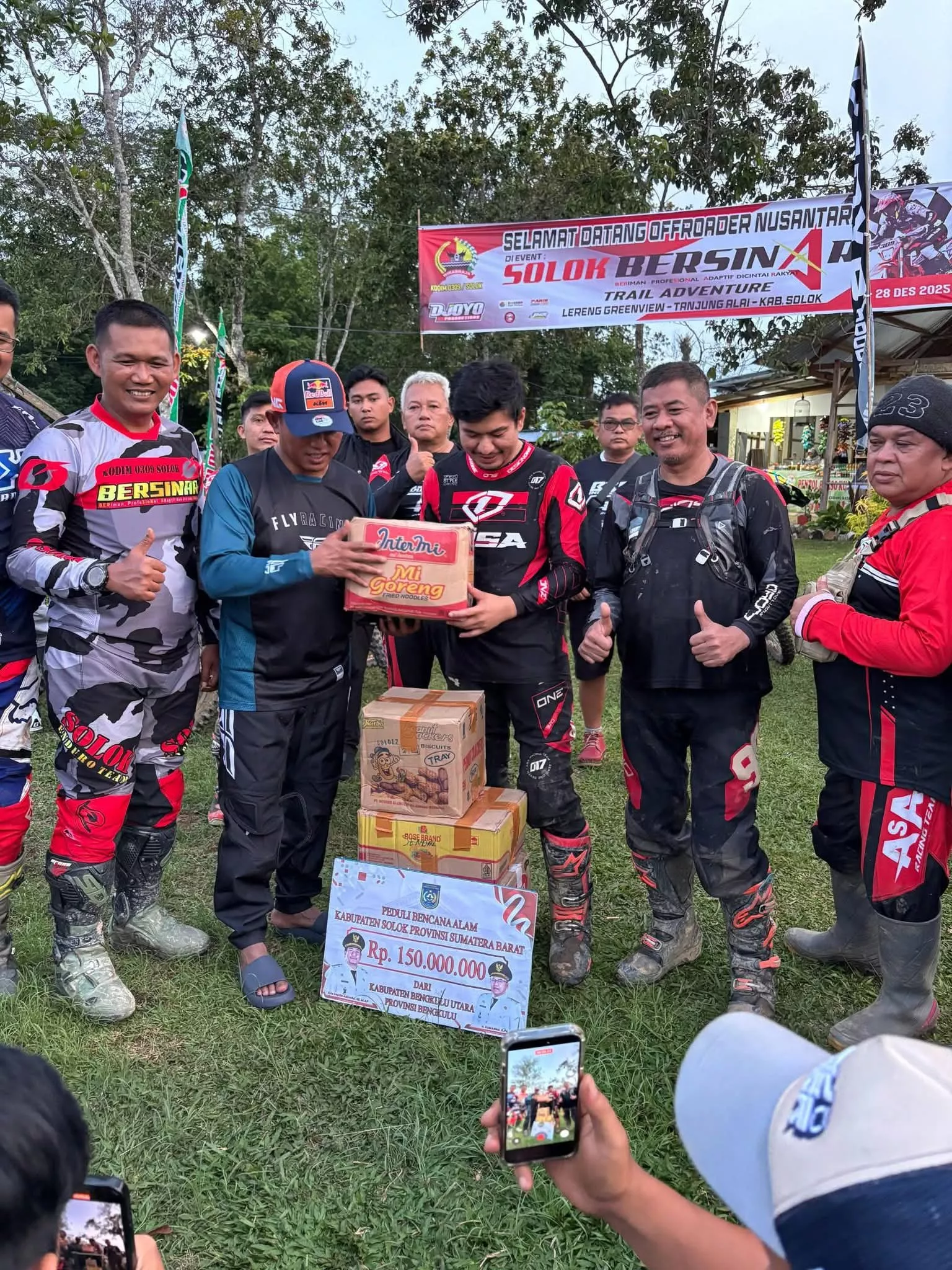 Menyelam Sambil Minum Air, Bupati Arie Salurkan Rp 150 Juta Untuk Solok