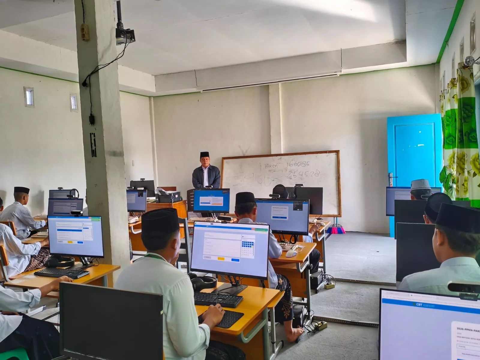 Ujian Digital di Pesantren Disorot! Kemenag Bengkulu Turun Langsung, 40 Santri Ikuti TKA Berbasis Komputer