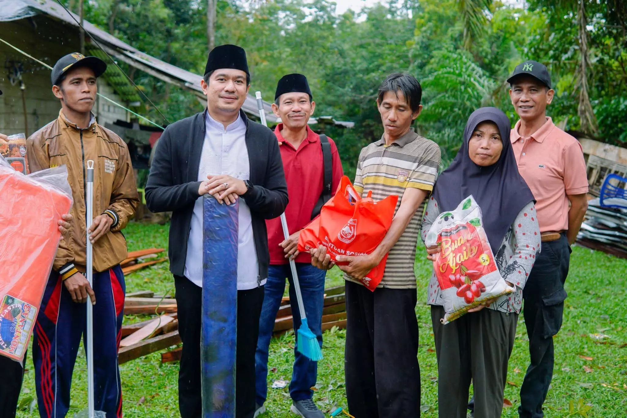 Pohon Roboh Timpa Rumah di Sumber Agung, Bupati Arie Turun Tangan dan Pastikan Bantuan Cepat Tersalur
