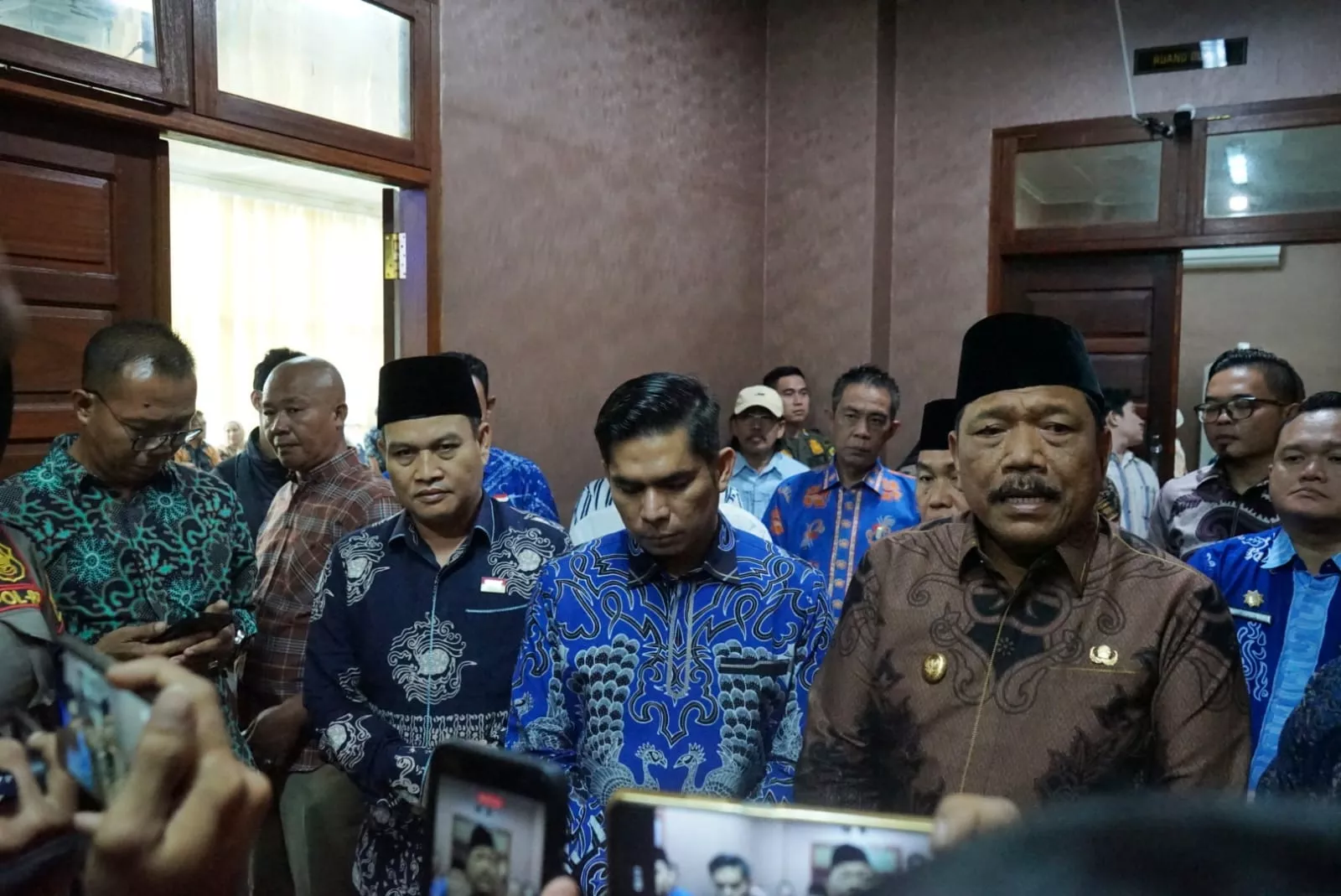 Tangis Hendri Praja Pecah Saat Terima SK Plt Bupati Rejang Lebong, Wagub Mian: Pelayanan Publik Jangan Sampai Lumpuh