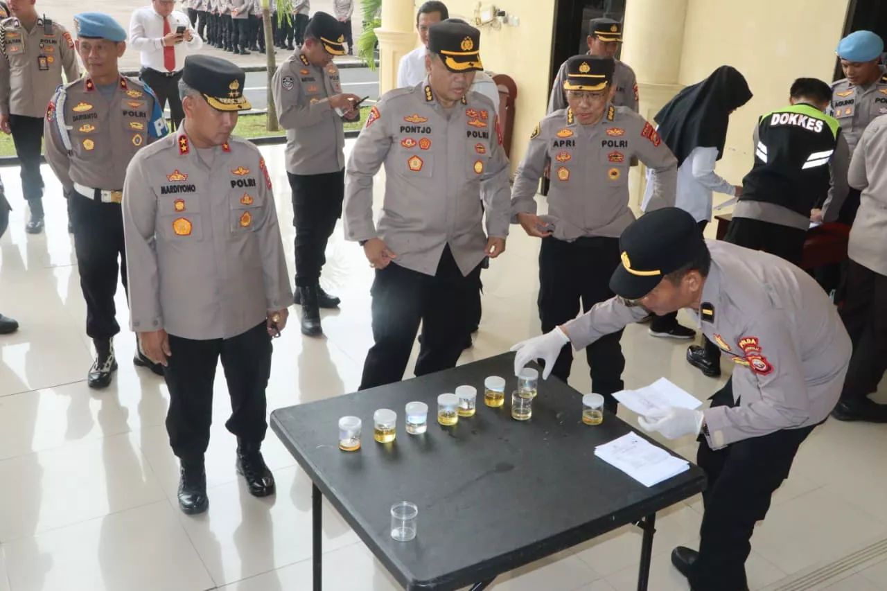 Mendadak! Kapolda Bengkulu Sidak Tes Urine Pamen Usai Apel, Pesan Tegas: Tak Ada Ampun!