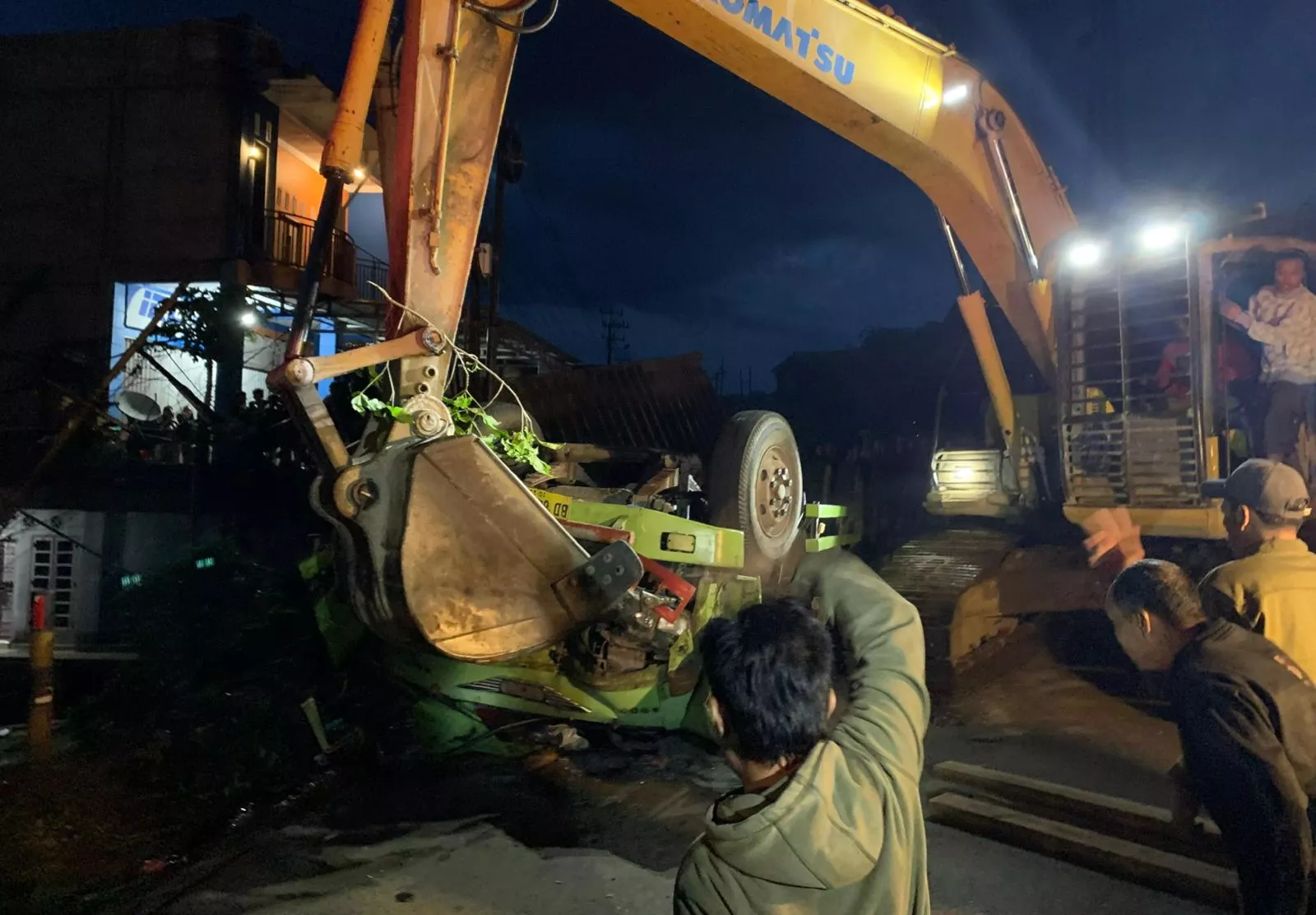 Lebih dari 5 Jam, Sopir dan Kernet Truk Kontainer Berhasil Dievakuasi