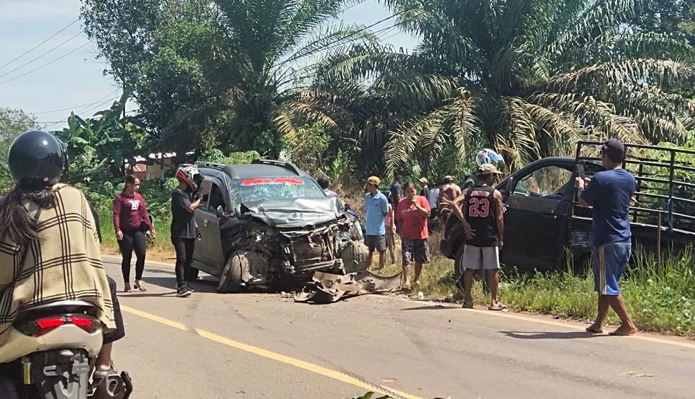 Adu Kambing Avanza vs Mega Carry di Bukit Raya Bikin Suasana Arus Mudik Lebaran Mencekam