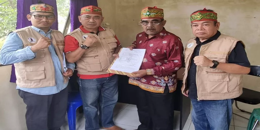 Diduga Menyebarkan Berita Bohong yang Menimbulkan Keonaran, GDAN Laporkan Pemuda A ke Damang Kepala Adat