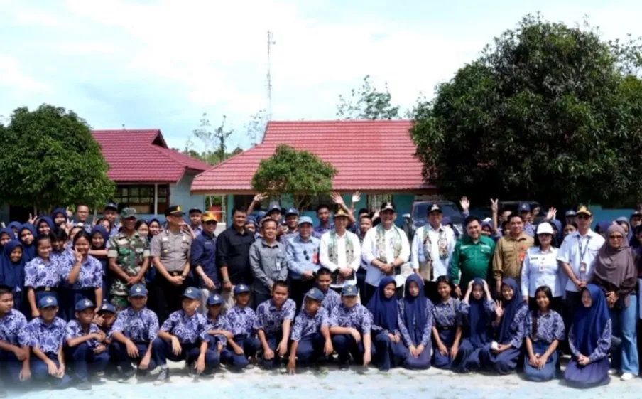 Bupati Serahkan Bantuan Digital ke SMP Benangin