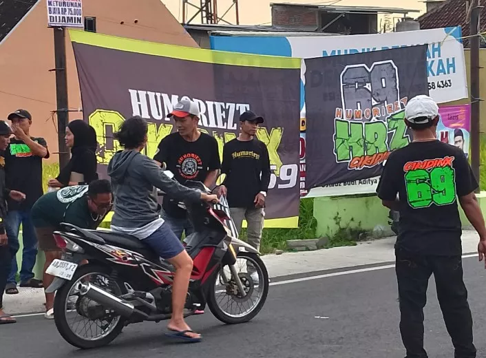 Tebar Kebaikan di Bulan Suci, Komunitas Humoriezt Cikidink Berbagi Takjil