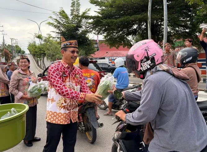 Ramadhan Berbagi, Dinas KPP Barito Utara Bagikan Sayuran Hidroponik Gratis