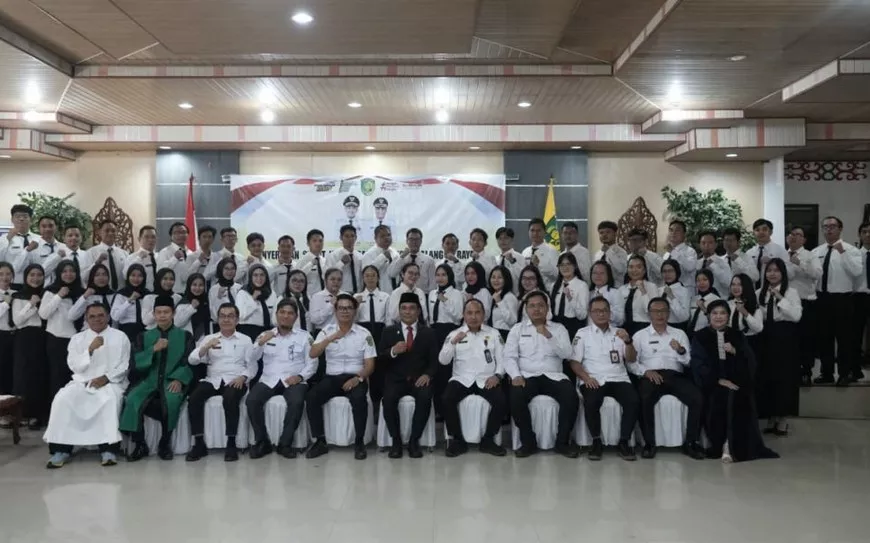 Wawali Palangka Raya Serahkan SK PNS kepada 52 CPNS