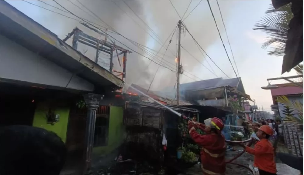 Pagi Membara di Nenang, Tiga Unit Rumah BTN Nenang Diamuk Api