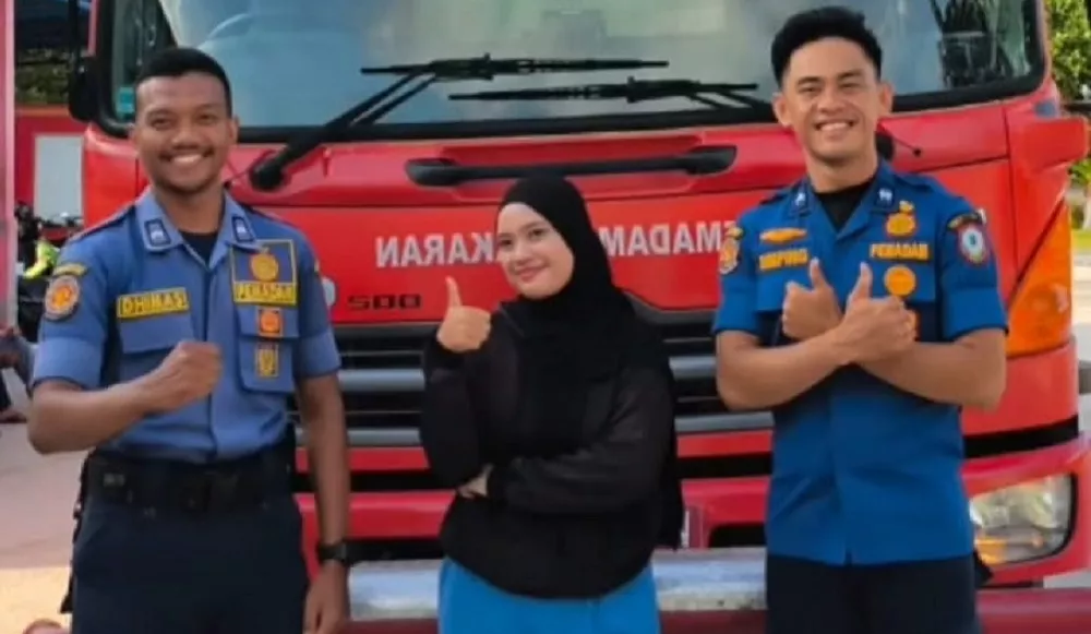 Aduduh....Ngidam Anti-Mainstream Ibu Muda di Kotim, Sensasi Naik Mobil Damkar