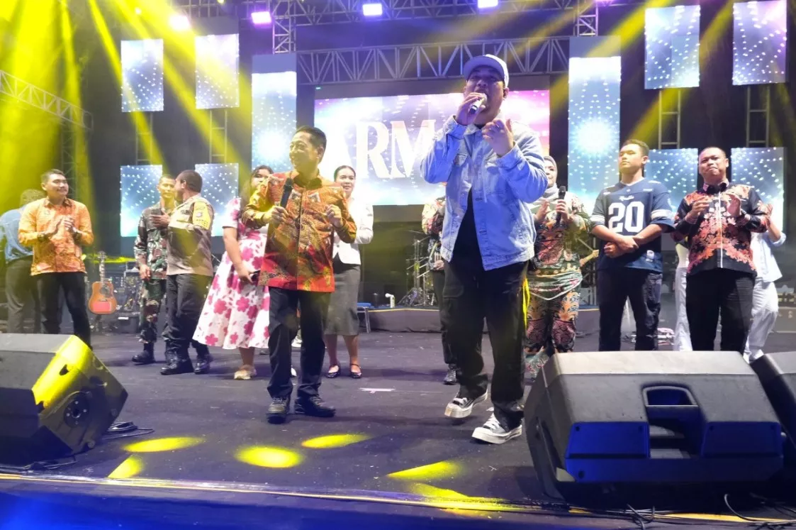 Malam Tahun Baru 2026 di Mura Sangat Meriah Bersama Band Armada