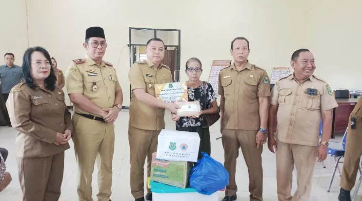 11 Warga Terdampak Bencana di Kapuas Dapat Bantuan Sembako dan Uang Tunai