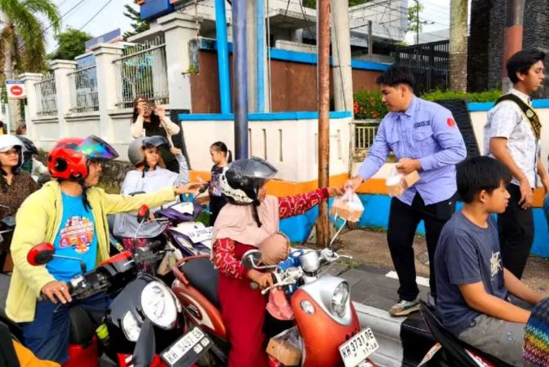 Disdalduk KB P3A Bersama Duta GenRe Gelar Berbagi Takjil Ramadan