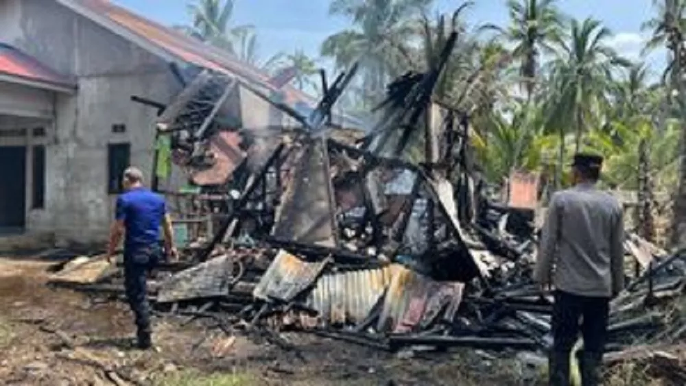 Rame Kebakaran di Kalimantan, di Mempawab Kontrakan Milik Pak Guru Hangus Dilalap Api