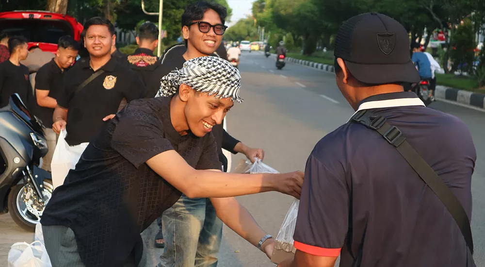 Polisi Remaja Polresta Palangka Raya Bagikan 1.000 Takjil di Bulan Ramadan