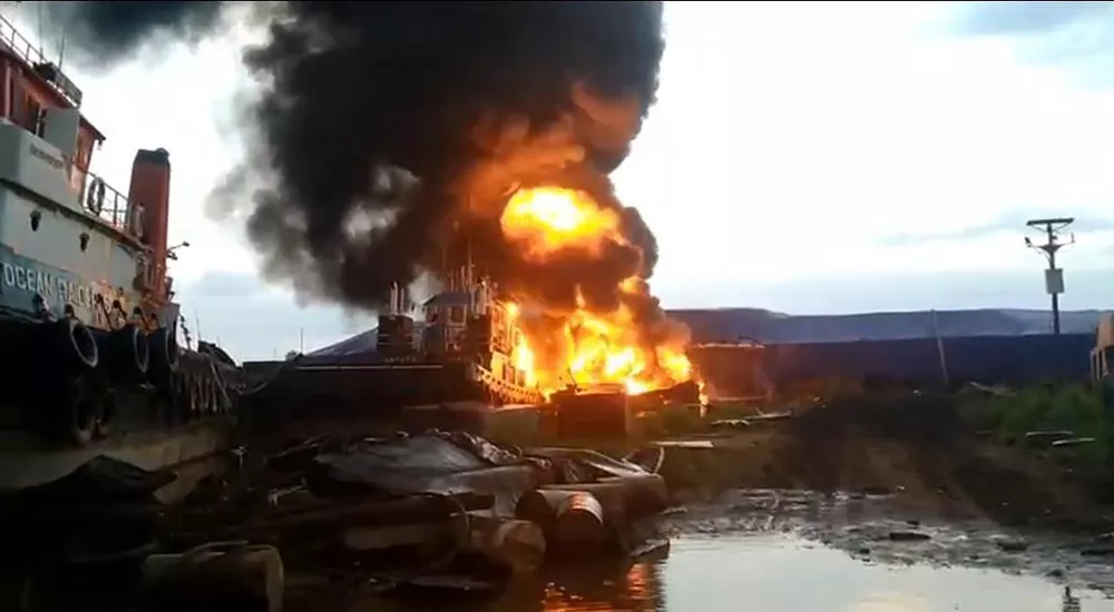 Kebakaran Disertai Ledakan Gegerkan Dermaga Tanah Mas Sampit