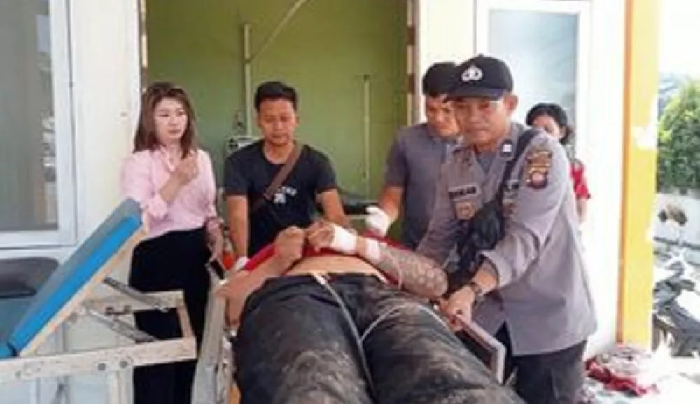 Mau Ngisi BBM, Pemotor Tayan Hilir Dihajar Daihatsu Xenia di Depan SPBU Batang Tarang