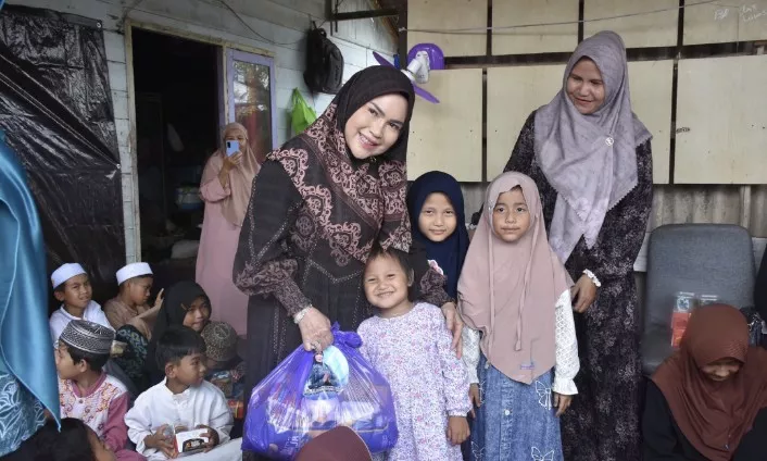 Berbagi Berkah Ramadan, Ketua TP-PKK Kapuas Bagikan Sembako dan Takjil Untuk Anak Yatim