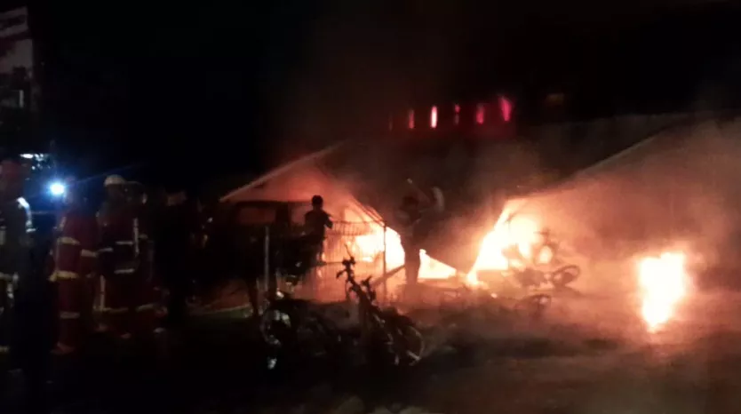 Kebakaran Hebat di RTA Milono, Ruko dan Kendaraan Ludes Terbakar