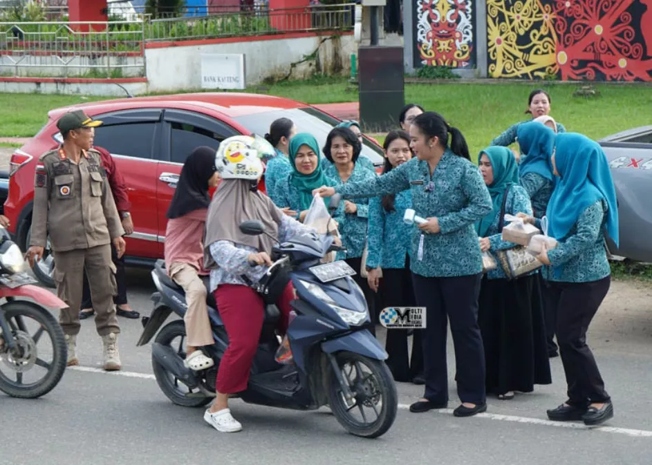 TP-PKK Mura Semarakkan HKG ke-54 dengan Berbagi Takjil