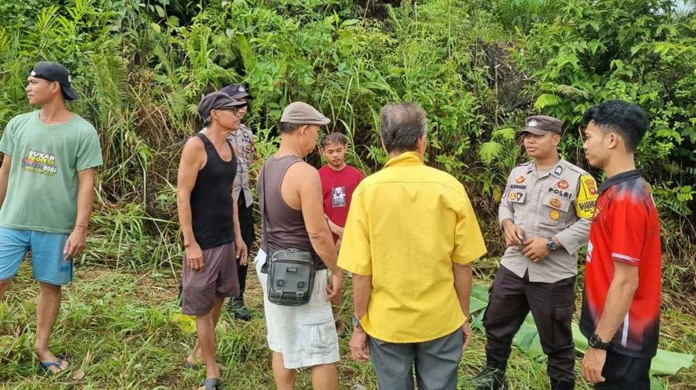 Sesosok Mayat Ditemukan di Dalam Parit di Sekayam, Jasad Tertimpa Sepeda Motor