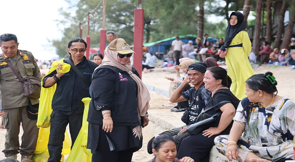Pantai Ujung Pandaran Dipadati Wisatawan Lokal hingga Luar Daerah saat Lebaran