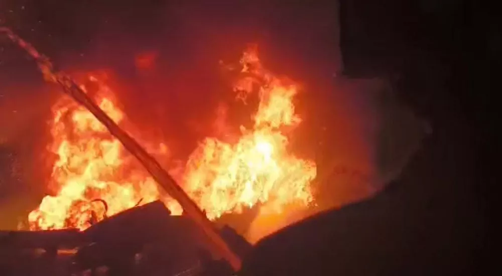 Sambaran Petir Diduga Picu Kebakaran Tongkang Bermuatan BBM Dermaga Tanah Mas, 1 Tewas 1 Hilang