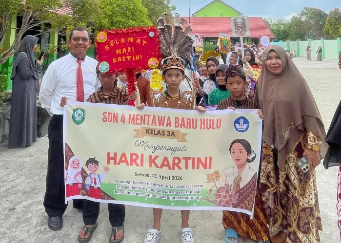 SDN 4 Mentawa Baru Hulu Tampil Memukau, Rayakan Hari Kartini dengan Pawai Adat