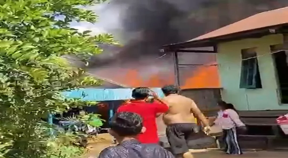 Kebakaran Hebat di Parenggean, Tiga Rumah Warga Hangus Terbakar