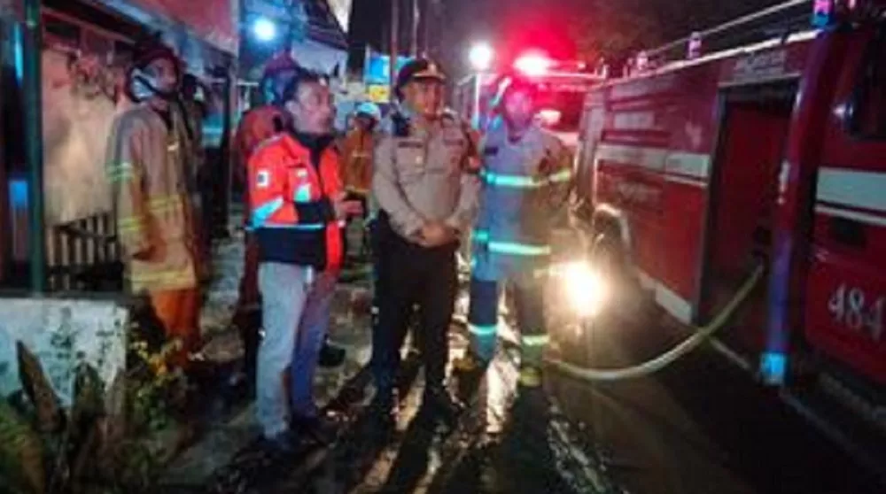 Dramatis! Mang Oji Nyaris Hangus Bersama Warung Mie Ayamnya yang Terbakar