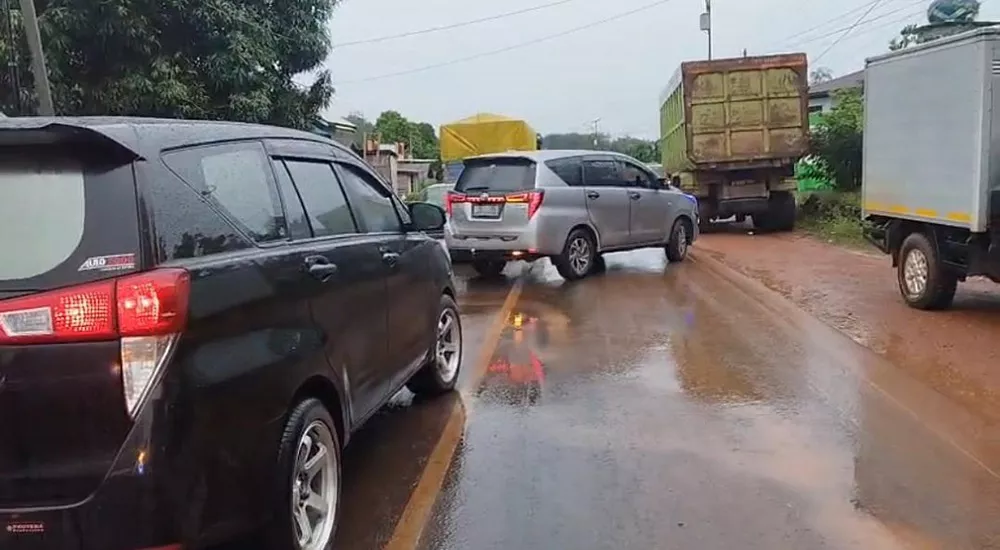 Antrean Panjang, Warga Minta Petugas Segera Bersihkan Tumpahan Minyak CPO di Desa Parit