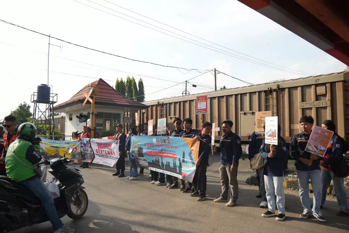 KAI Divre IV Tanjungkarang Ingatkan Masyarakat Dilarang Beraktivitas di Jalur Kereta Api