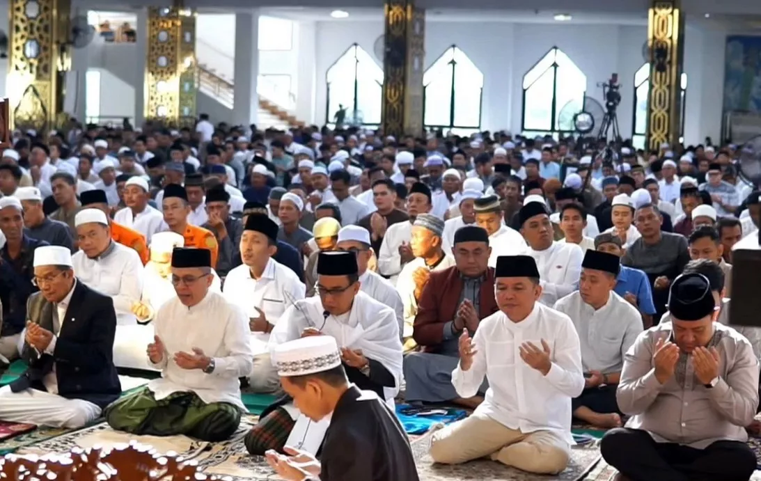 Gubernur Kalteng Agustiar Sabran Salat Idulfitri di Masjid Raya Darussalam