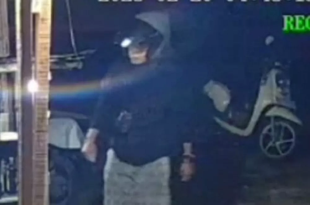 Ngantuk Sehabis Sahur, Emas dan Uang Pemilik Toko Raib, Aksi Maling Terekam CCTV