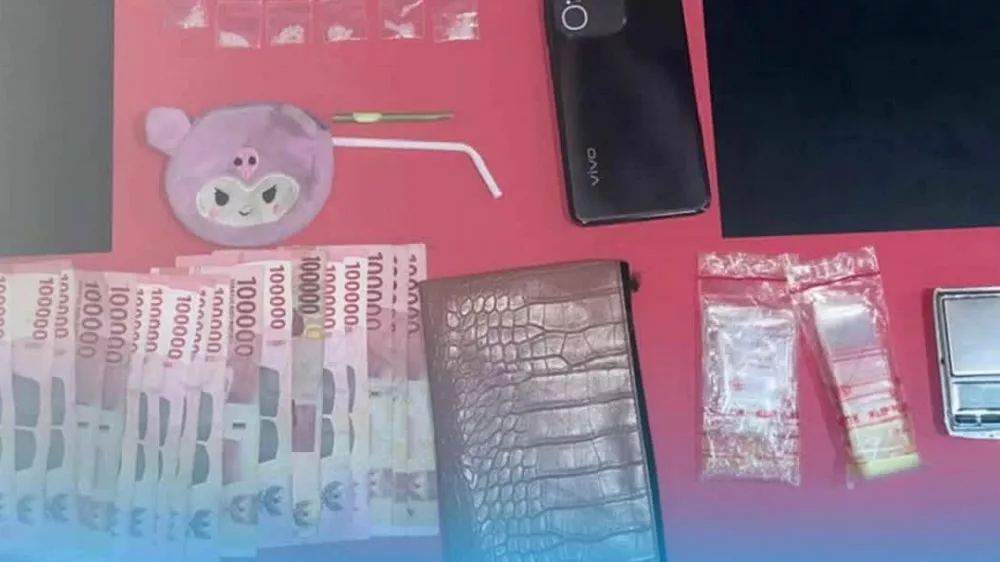 Pria Penajam Dicokok di Rumahnya, Ternyata Simpan 11 Paket Sabu-sabu Siap Edar