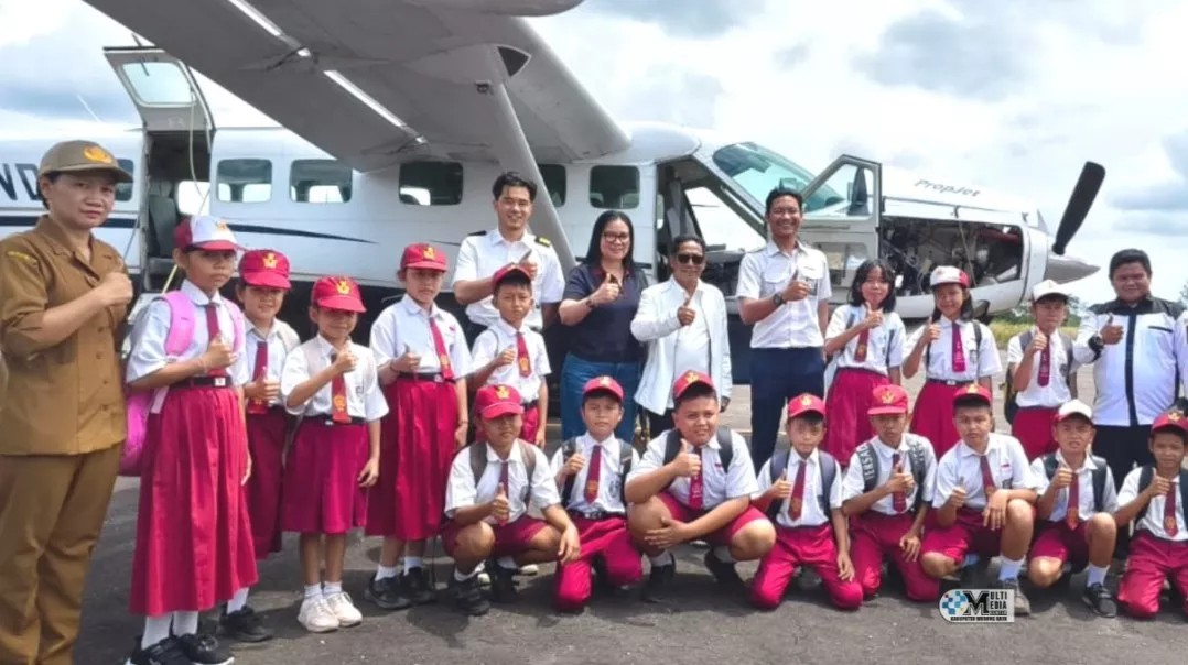 Pelajar SD Negeri Oreng Sambut Bupati Mura di Bandara Dirung