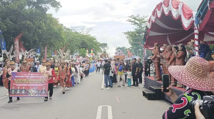 Spektakuler! Ribuan Peserta Tampilkan Budaya Nusantara di Karnaval Kapuas