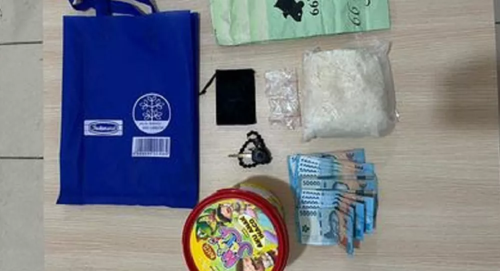 Lagi Asyik Bungkus Sabu-sabu di Kamar Hotel, NN Kedatangan Tamu Tak Diundang dan Diciduk