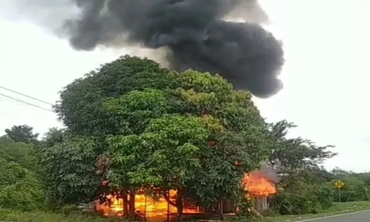 Satu Unit Rumah Kayu di Jalan Trans Kalimantan Palangka Raya Ludes Terbakar 