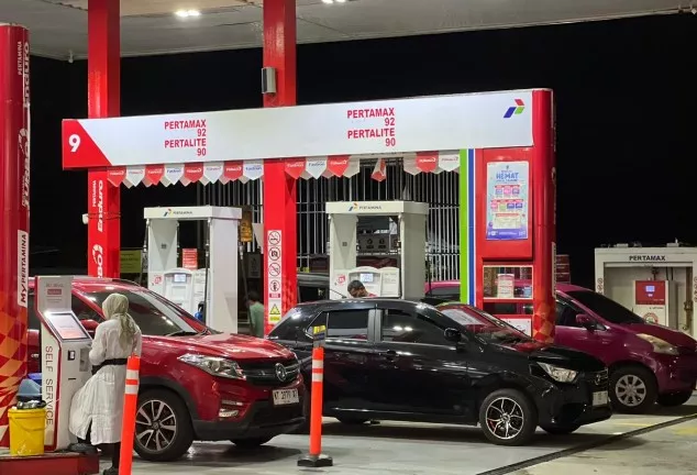 Isu Kenaikan BBM Picu Antrean SPBU, Pertamina Pastikan Harga Tak Berubah