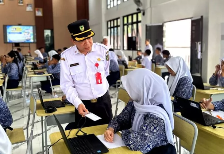 Kadisdik Barito Utara Tinjau Pelaksanaan TKA SMP, Beri Motivasi Siswa Kelas IX Saat Ujian
