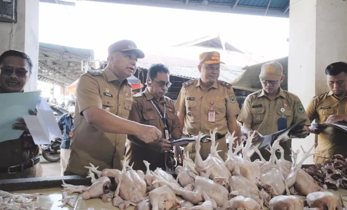 Wabup Kapuas Sidak Harga Sembako di Pasar Blok R, Pastikan Stabilitas dan Ketersediaan