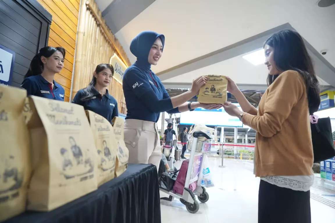 KAI Daop 2 Bandung Berikan Takjil Gratis untuk Penumpang KA Jarak Jauh Selama Masa Angkutan Lebaran 2026