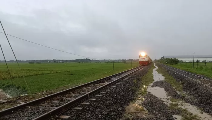 Jalur KA Tegowanu - Brumbung Aman Dilalui Usai Genangan Surut dan Dilakukan Penanganan Tim Daop 4, Perjalanan KA Normal Kembali