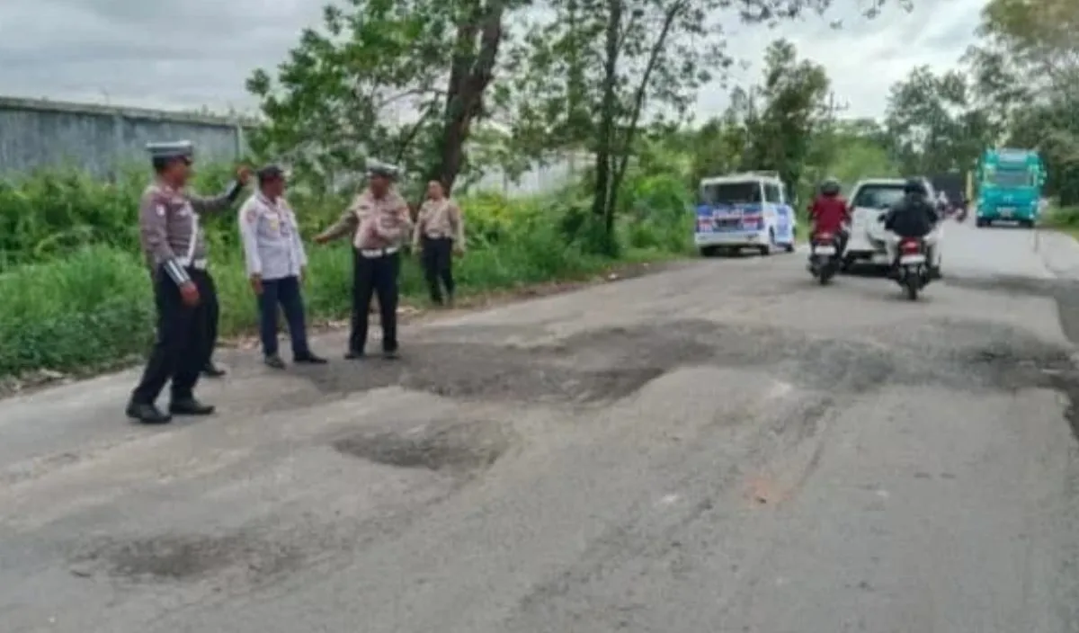 Satlantas Polresta Palangka Raya Temukan Jalan Berlubang Saat Operasi Keselamatan Telabang