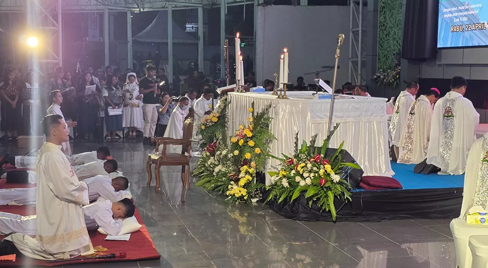 Uskup Mgr Aloysius Sutrisnaatmaka Tahbiskan Empat Imam Baru di Keuskupan Palangka Raya, Ini Profilnya