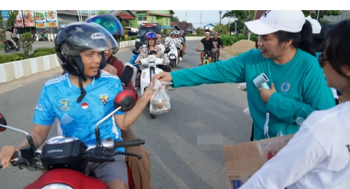 Warnita Heriyus Pimpin Aksi Berbagi Takjil Ramadan